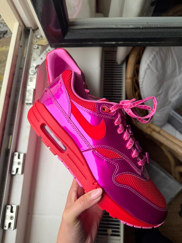 Nike Air Max 1 Valentine’s Day Playful Pink 2025 - maat 44, Overige kleuren, Nieuw, Ophalen of Verzenden, Sneakers of Gympen