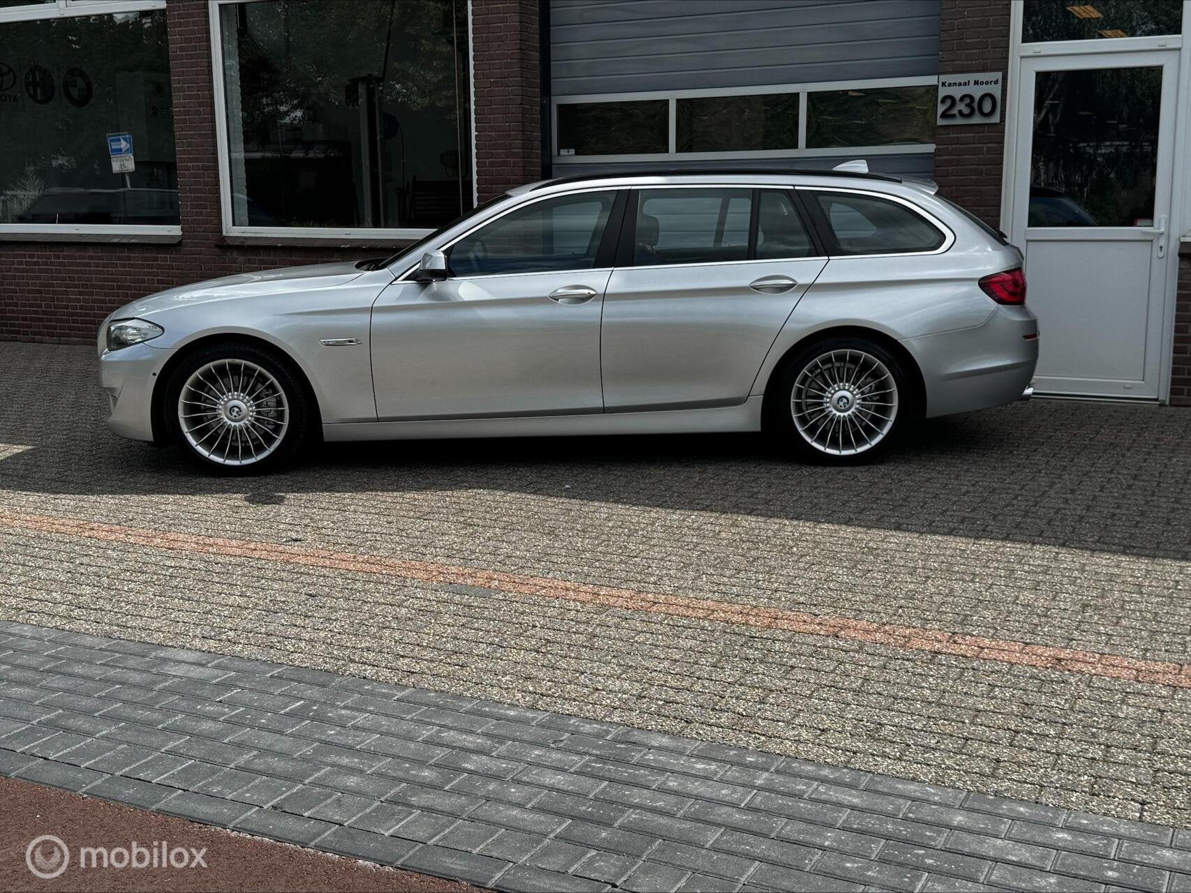 BMW 5-serie Touring 523i High Executive LEDER/AIRCO/CAM, Euro 5, Achterwielaandrijving, Gebruikt, 2000 kg