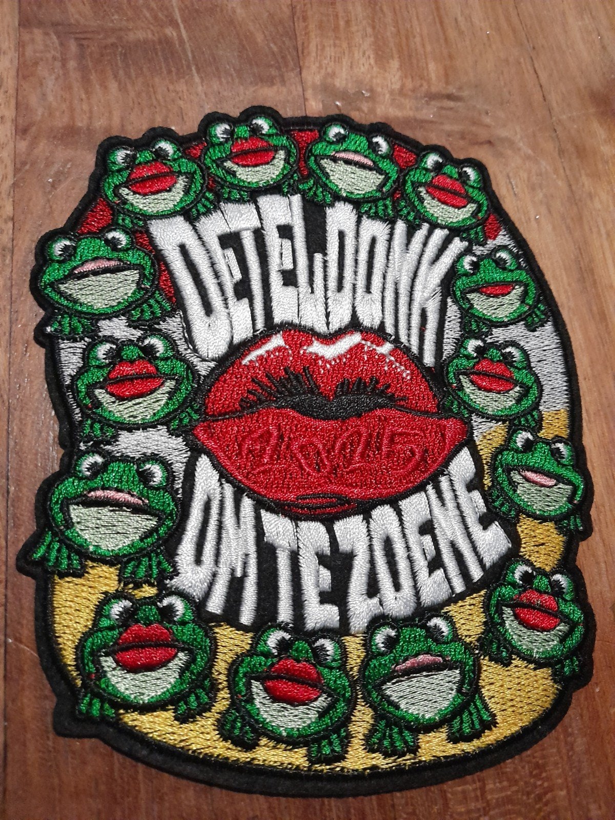 Grappige kikker patch 'OETELDONK OM TE ZOENE, Ophalen of Verzenden, Nieuw, Overige applicaties
