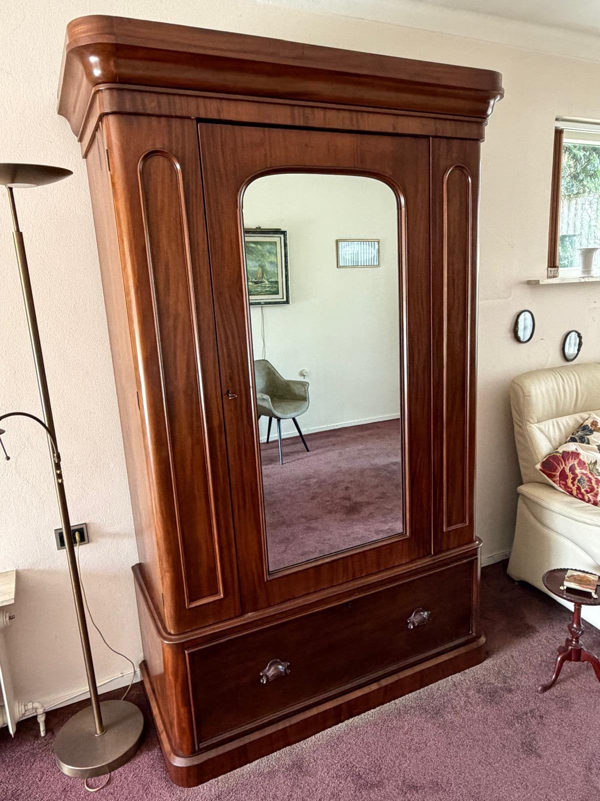 Biedermeier kast met spiegel, Ophalen