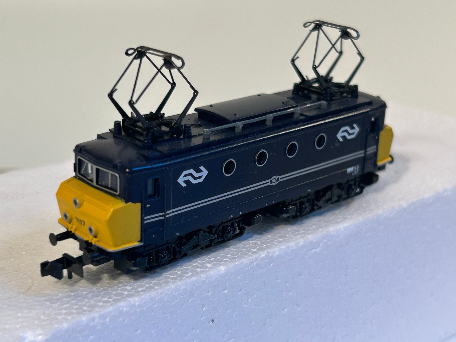 Minitrix 12894 NS E-loc Serie 1117 met botsneus, Hobby en Vrije tijd, Modeltreinen | N-Spoor, Zo goed als nieuw, Locomotief, Gelijkstroom