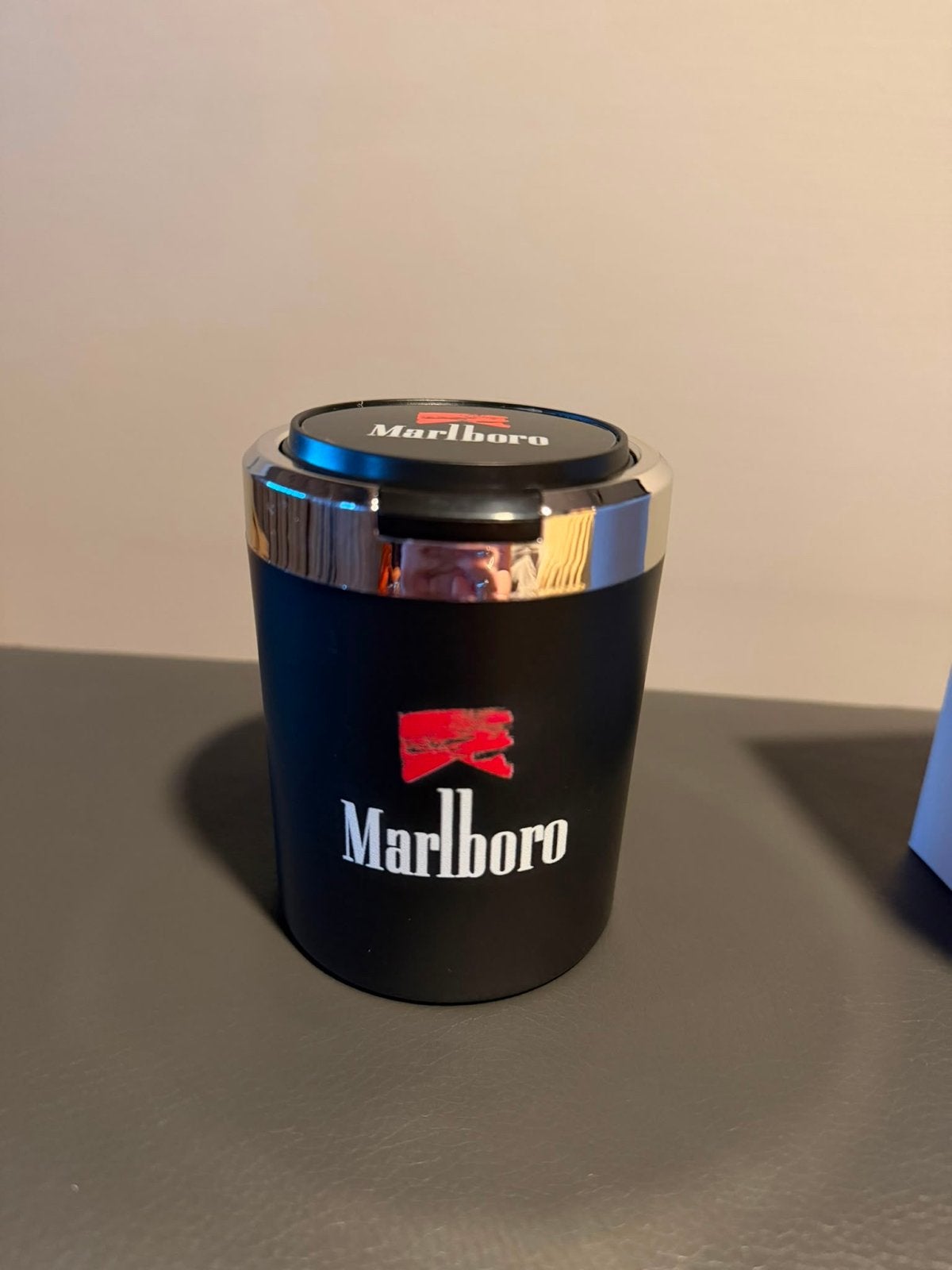 Marlboro Auto Asbak - Nieuw in Doos, Auto diversen, Ophalen of Verzenden, Nieuw