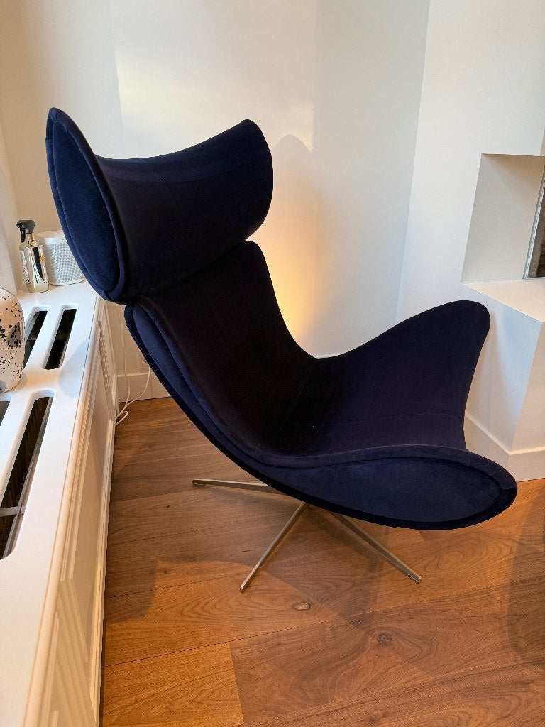 NEW Bo Concept Imola stoel + voetensteun + kussen, Huis en Inrichting, Stoelen, Ophalen, Blauw, Zo goed als nieuw, Stof