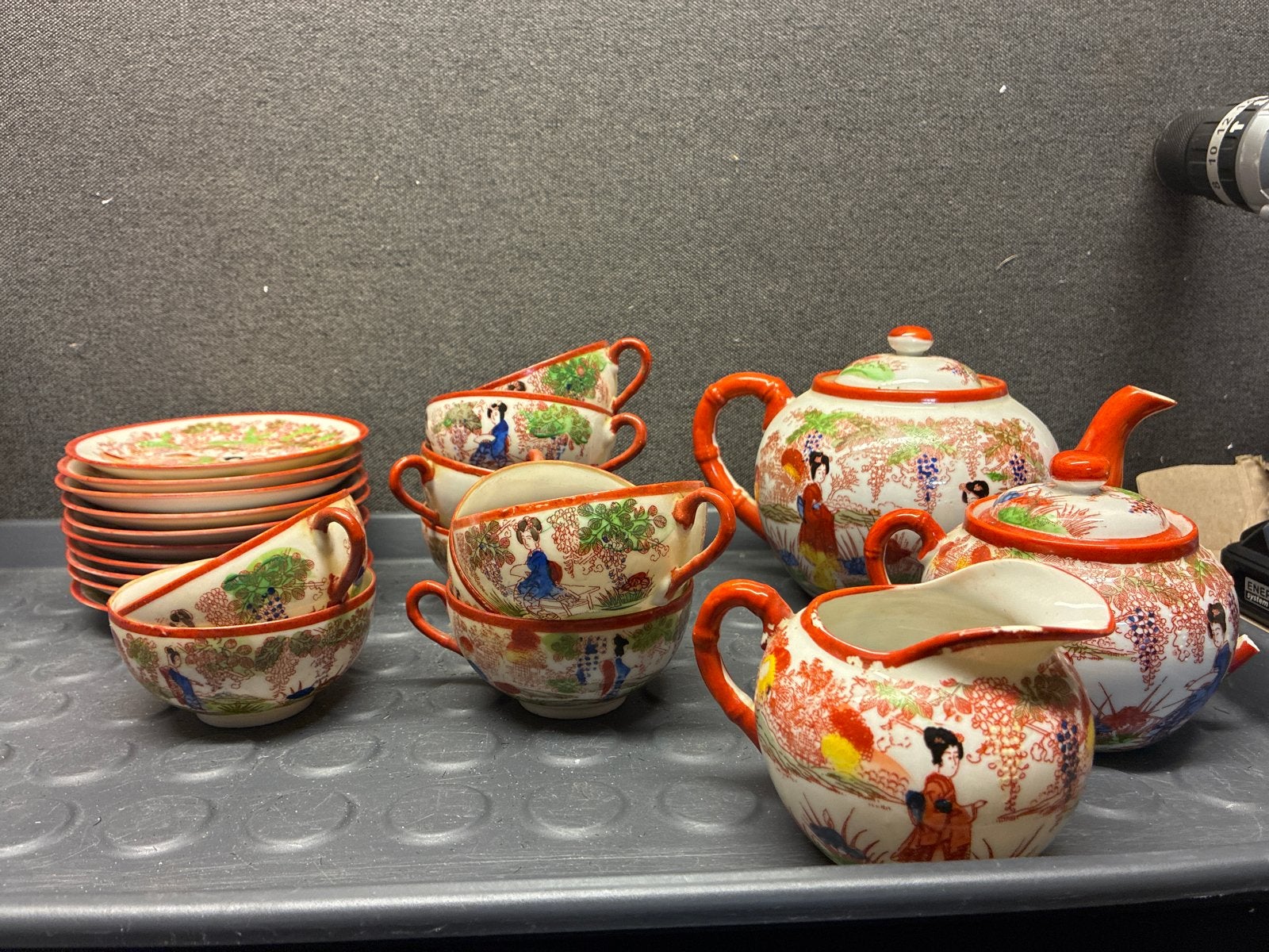 Vintage Japans theeservies met geisha en druivenmotief, Antiek en Kunst, Ophalen of Verzenden