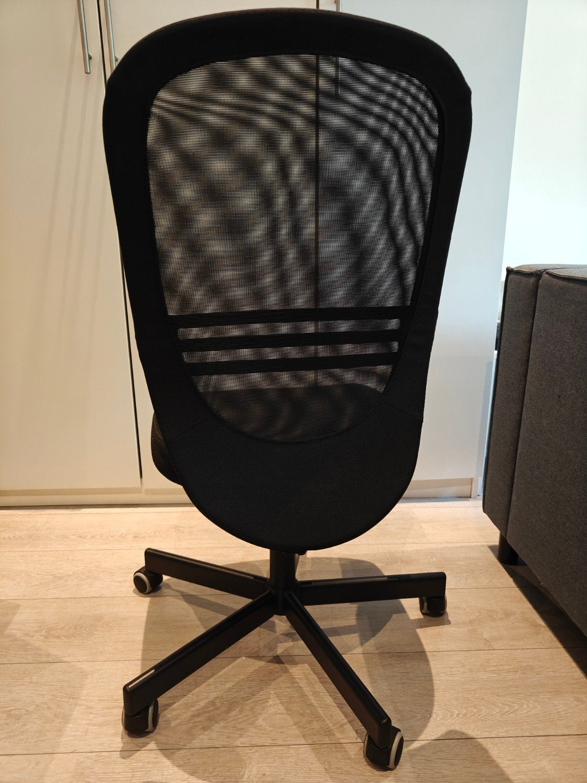 Jysk TRAPPEDAL Bureau met IKEA FLINTAN Bureaustoel, Ophalen, Hout, Bruin, Zo goed als nieuw