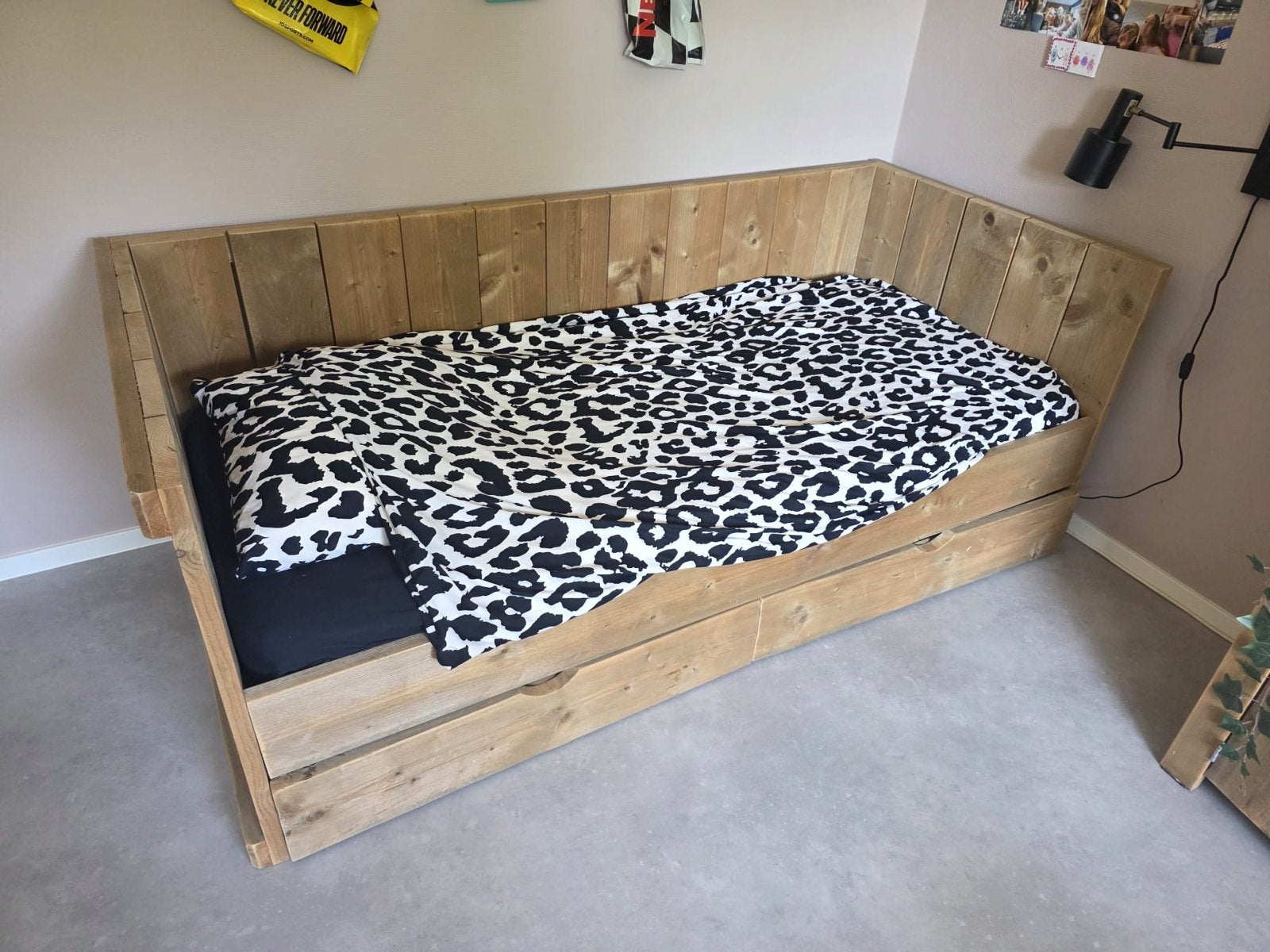 Steigerhouten bed met lattenbodem en 2 opbergladen, Ophalen, Eenpersoons, Bruin, 210 cm