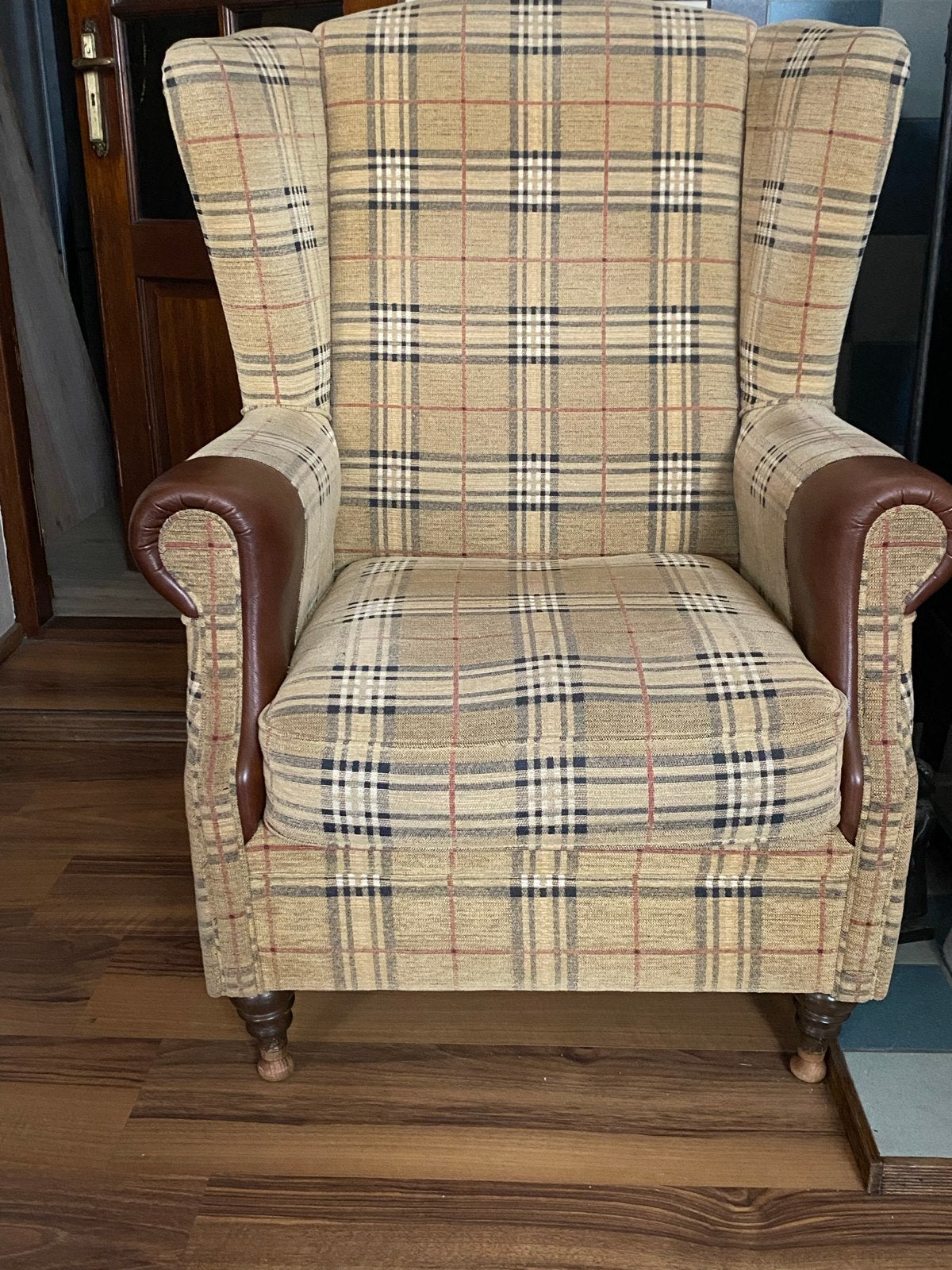 Klassieke oorfauteuil met ruitpatroon en leren armleuningen, Huis en Inrichting, Fauteuils, Ophalen, Gebruikt, Leer, 75 tot 100 cm
