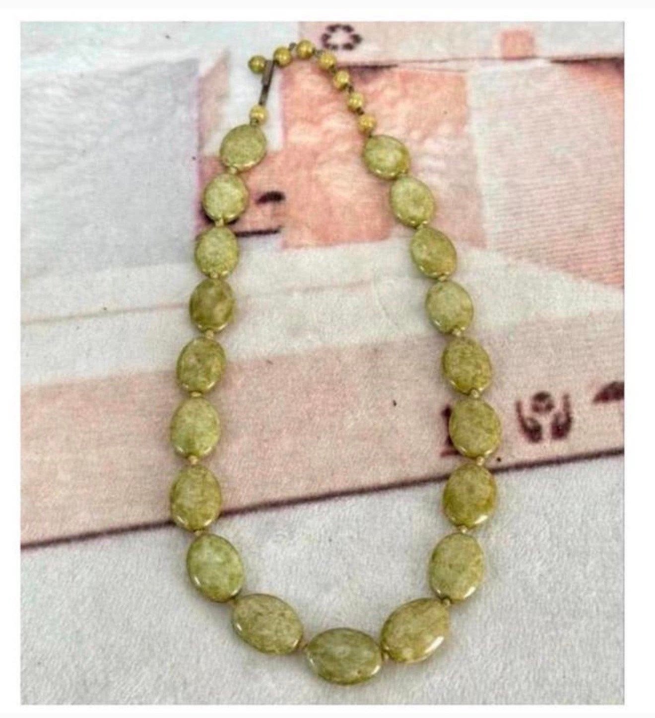 1960 handgeknoopte Schotse marmer groen glaskraal ketting, Ophalen of Verzenden, Ketting, Met edelsteen