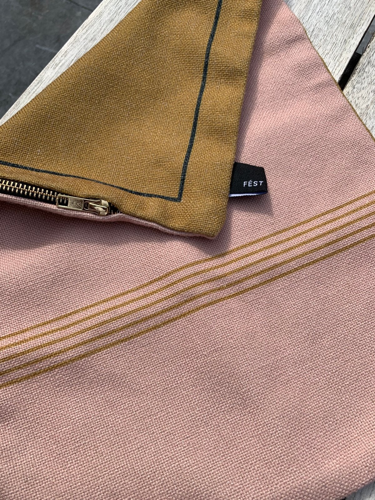 Kussenhoes Fést, mosterdgeel/oud roze, Huis en Inrichting, Woonaccessoires | Kussens, Ophalen of Verzenden, Zo goed als nieuw
