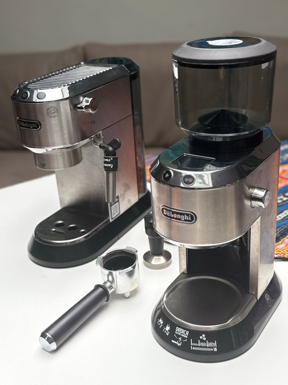 De'Longhi Dedica espressomachine en koffiemolen set, Witgoed en Apparatuur, Afneembaar waterreservoir, Espresso apparaat, Gemalen koffie