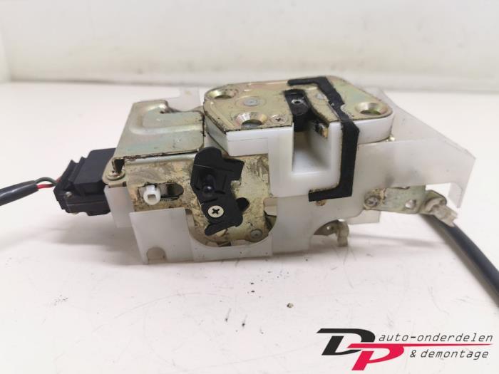Deurslot Mechaniek 4Deurs links-achter van een Mazda 323F, Gebruikt, -, -, Ophalen of Verzenden