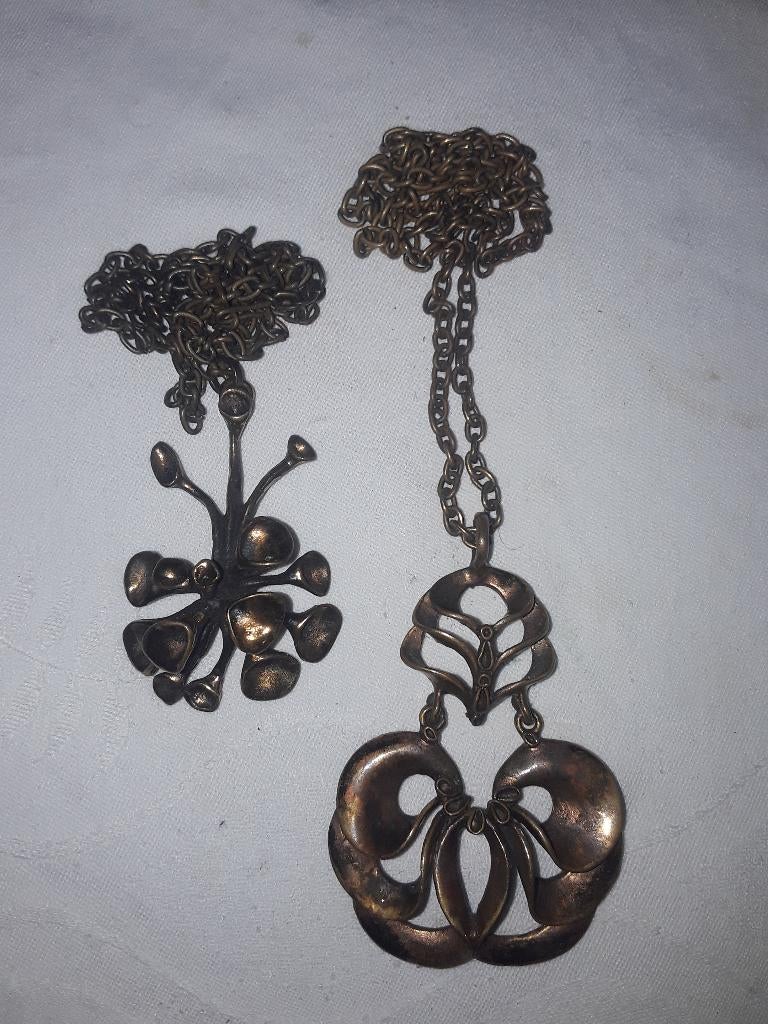 2 Hannu ikonen bronzen collier,s met hanger oa rendiermos, Verzenden, Brons, Ketting
