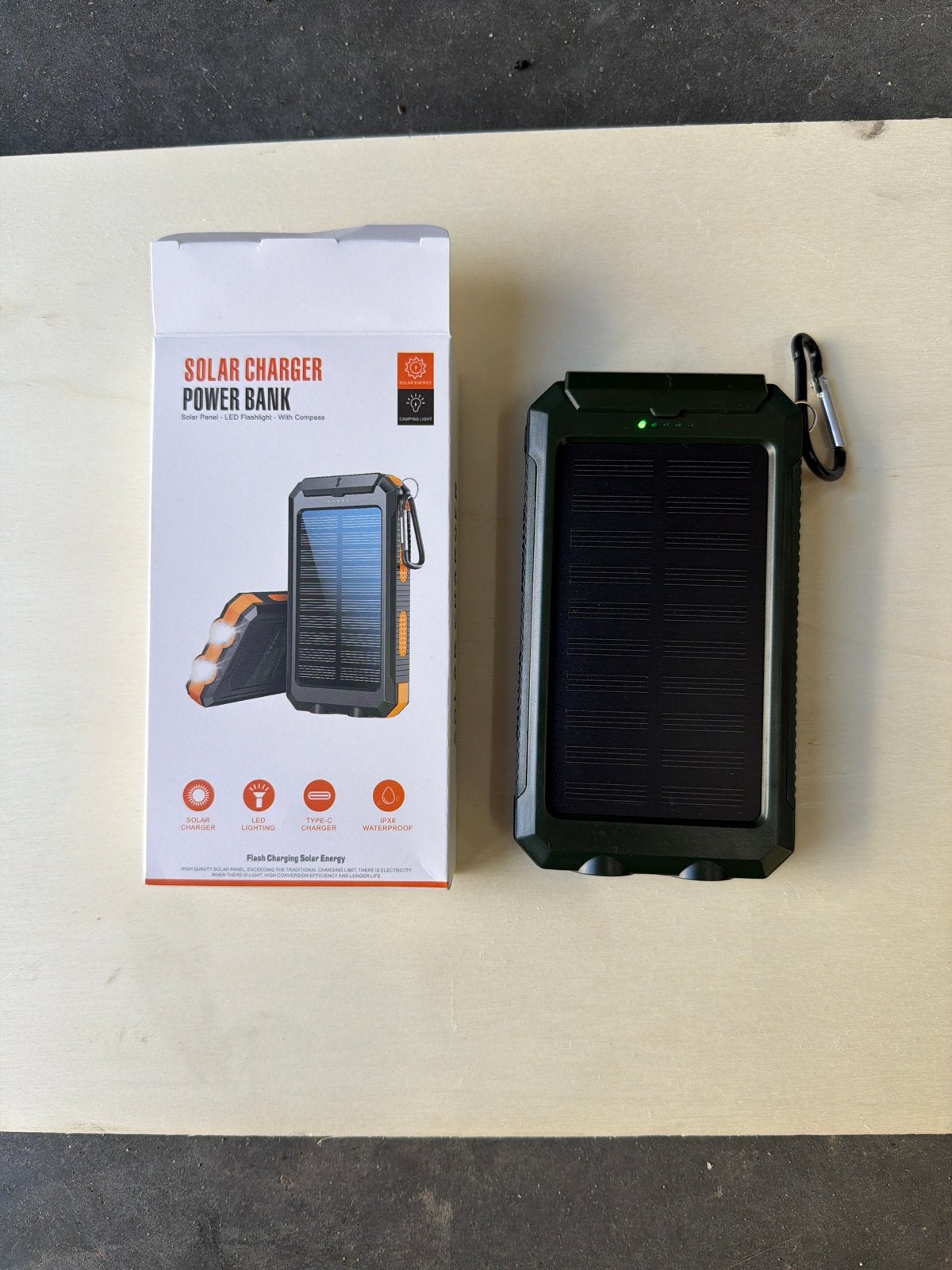 Solar Power Bank met Zaklamp en Kompas - Nieuw, Ophalen, Nieuw
