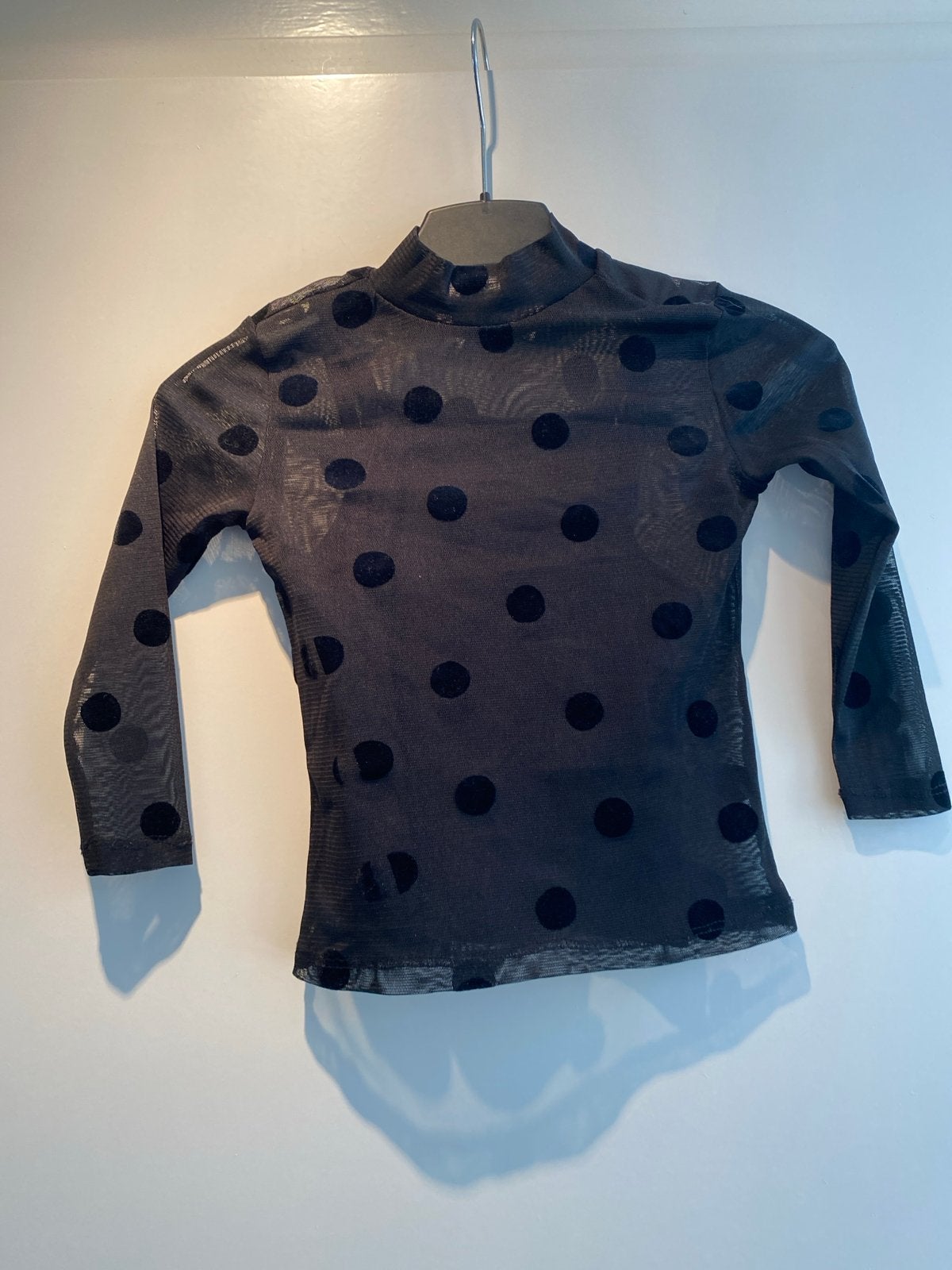 Zwart doorzichtig shirt met stippen - HEMA, Ophalen, Zo goed als nieuw, Meisje, Shirt of Longsleeve