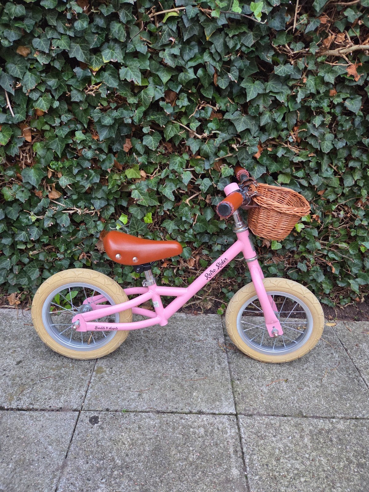 Foto 5 van Roze Bandits & Angels loopfiets met rieten mandje