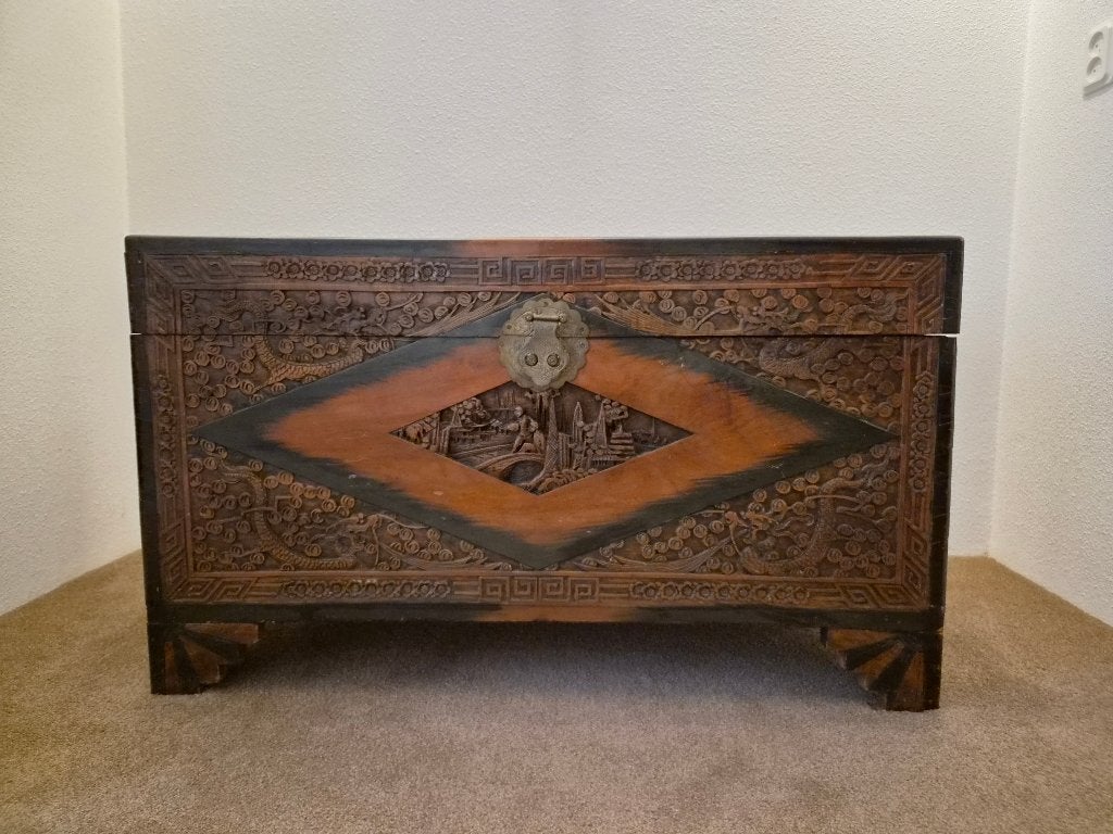 Chinese Dekenkist (kamfer) met diep houtsnijwerk (103,5 cm), Huis en Inrichting, Woonaccessoires | Kisten, Ophalen, 50 – 75, Gebruikt