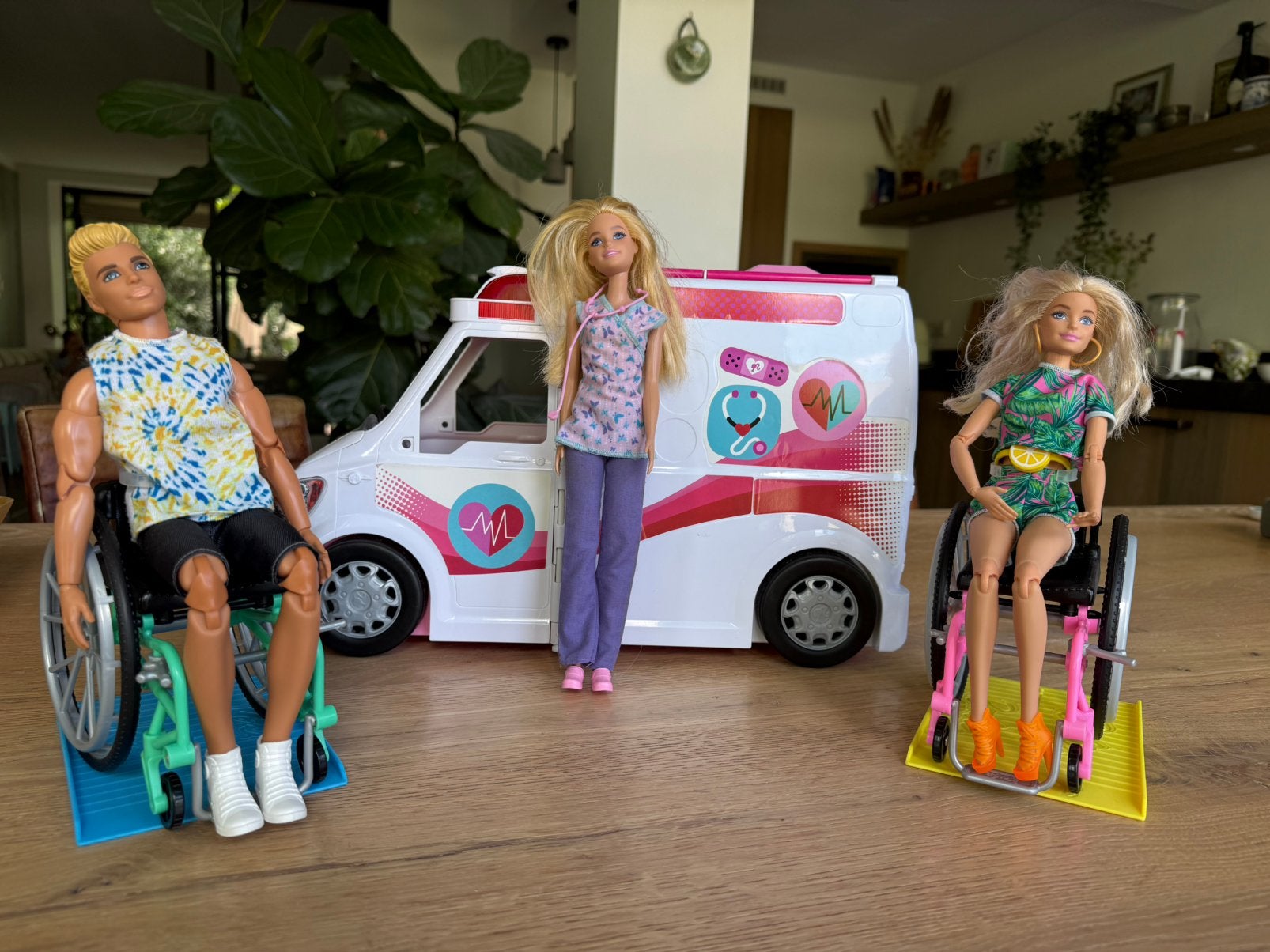 Barbie ambulance met rolstoelpoppe, Hobby en Vrije tijd, Feestartikelen | Verhuur, Ophalen of Verzenden, Zo goed als nieuw
