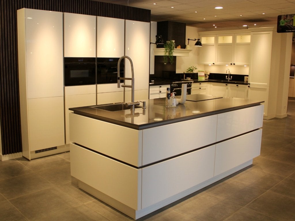 AF 6 – Luxe Nobilia Lido eilandkeuken met Siemens iQ700, Huis en Inrichting, Keuken | Complete keukens, Ophalen, Overige typen