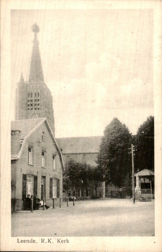 Leende - R.K. Kerk - Vooraanzicht, Ophalen of Verzenden, Voor 1920, Ongelopen, Noord-Brabant