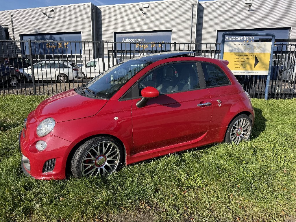 Fiat 500 1.4 T-jet Abarth C 118KW AUT 2015 Rood 595 Turismo, Auto's, Dealer onderhouden, 600 kg, 4 cilinders, Sportstoelen