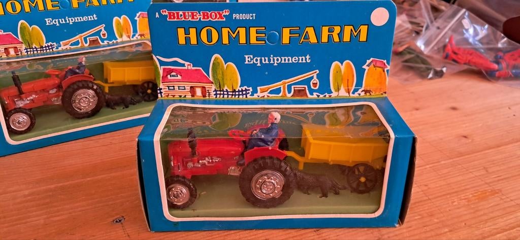 Blue Box "Home Farm Equipment" tractor met aanhanger., Ophalen of Verzenden, Tractor of Landbouw