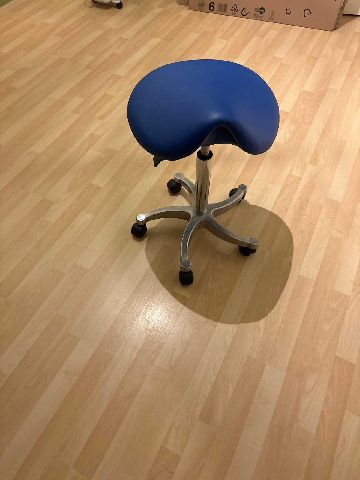 Ergonomische blauwe zadelkruk op wielen, Huis en Inrichting, Ophalen, Gebruikt, Blauw, Bureaukruk