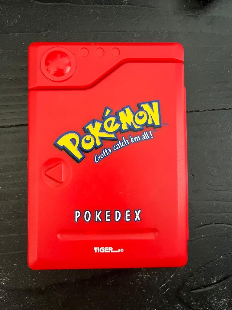 Pokemon Pokedex 1999, Hobby en Vrije tijd, Ophalen of Verzenden, Zo goed als nieuw, Overige typen