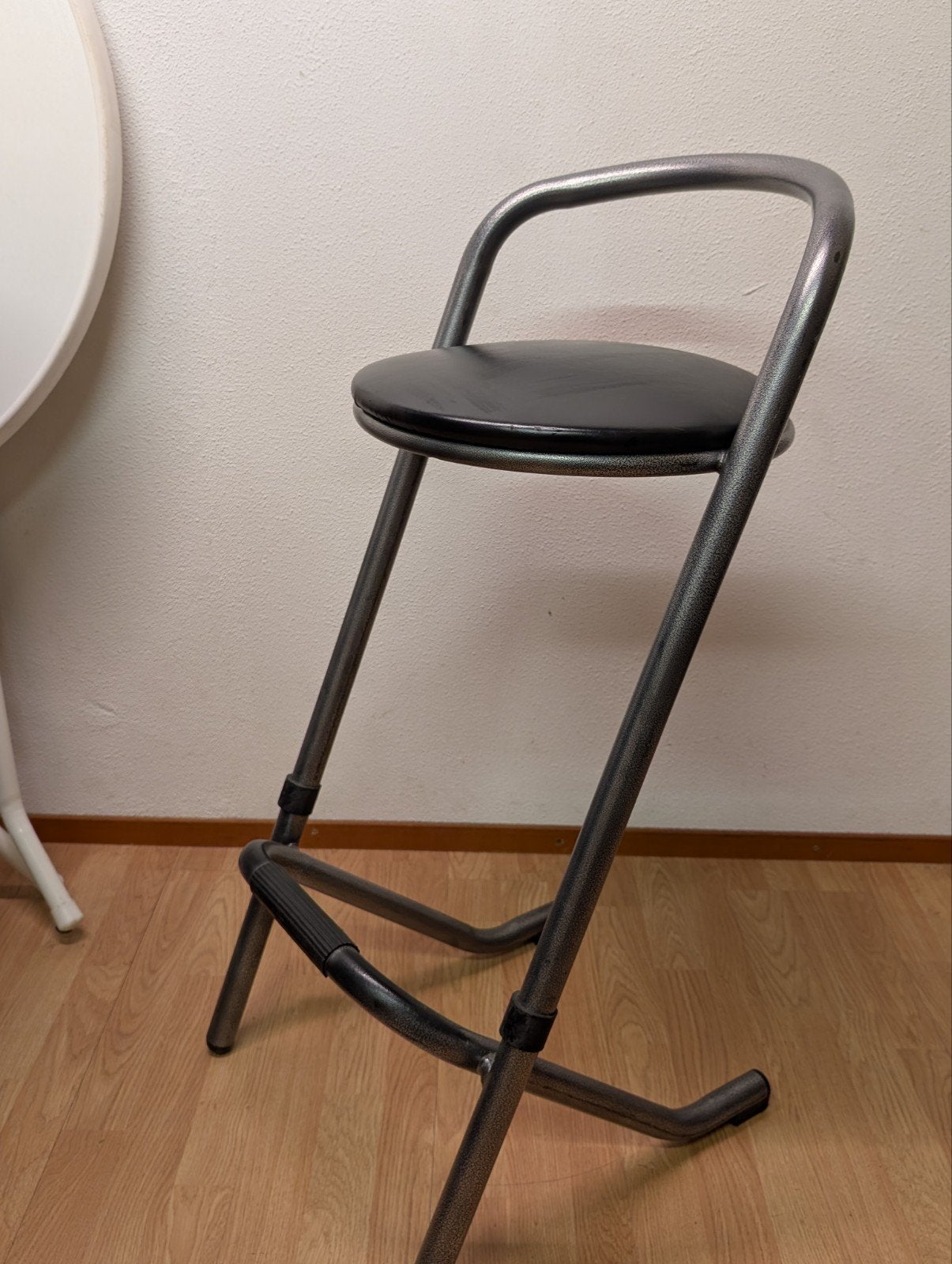 Statafels en krukken set (2 statafels, 4 krukken), Huis en Inrichting, Barkrukken, Gebruikt, 90 cm of meer, Kunststof, Metaal
