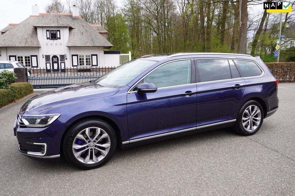 Volkswagen Passat Variant 1.4 TSI GTE Highline Pano Trekhaak, Gebruikt, Blauw, Hybride Elektrisch/Benzine, 1600 kg