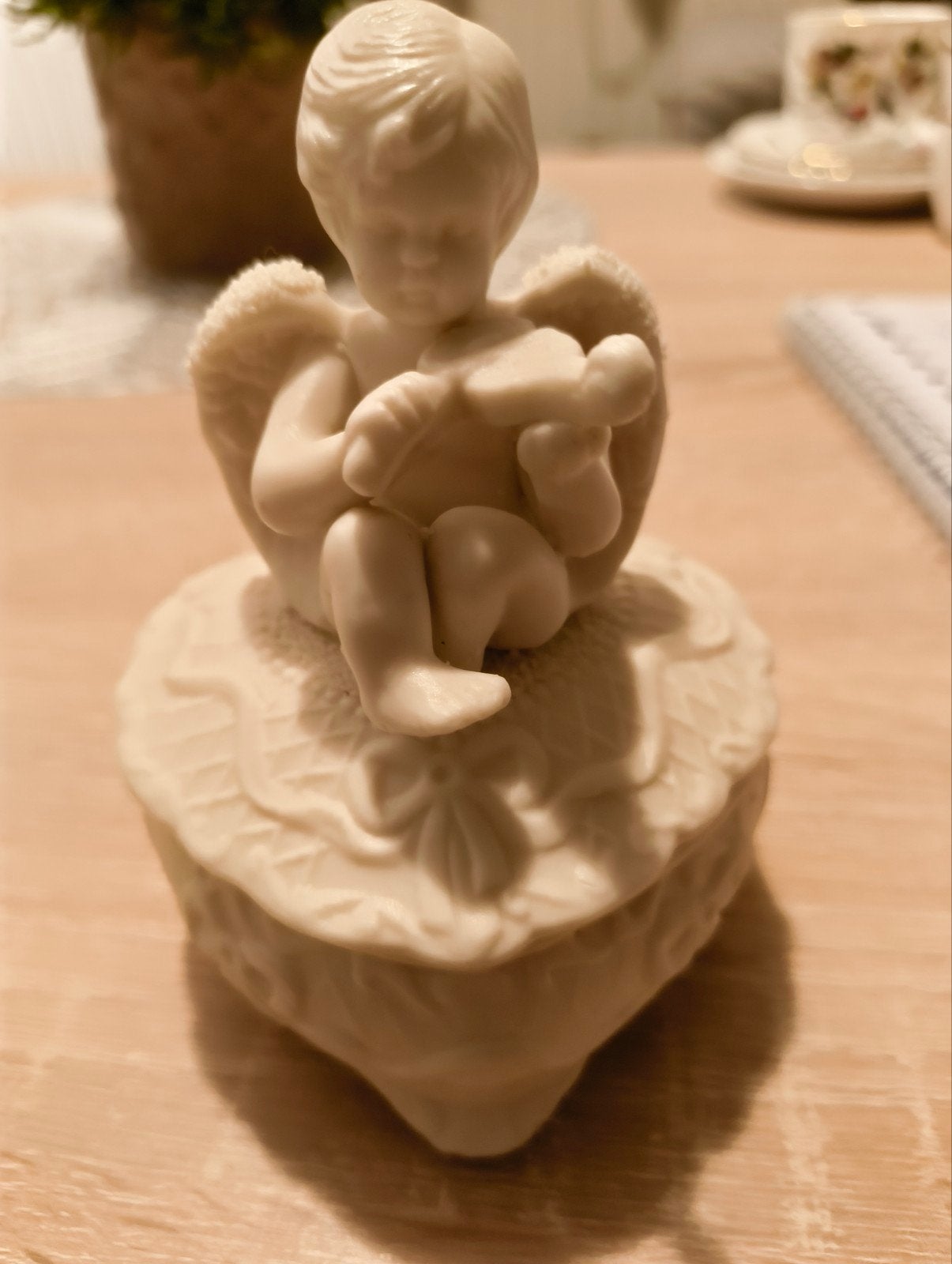Porseleinen sierdoosje hartvormig met cherubijn, Ophalen of Verzenden