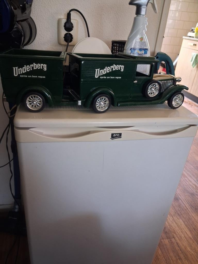 Underberg speeldoos vrachtwagen met lichte schade, Ophalen of Verzenden