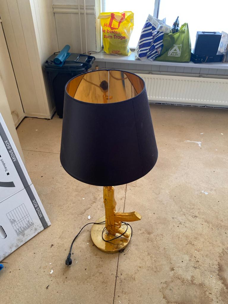 Gouden AK-47 Tafellamp met Zwarte Kap, Ophalen, Gebruikt, Metaal, 50 tot 75 cm