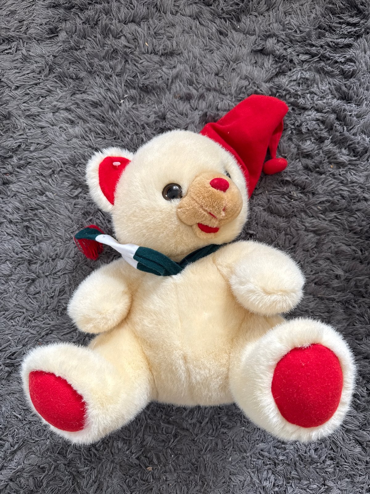 Nieuwe leuke knuffelbeer met rode muts, Beer, Ophalen of Verzenden, Zo goed als nieuw, Middelgroot (20 tot 80 cm)