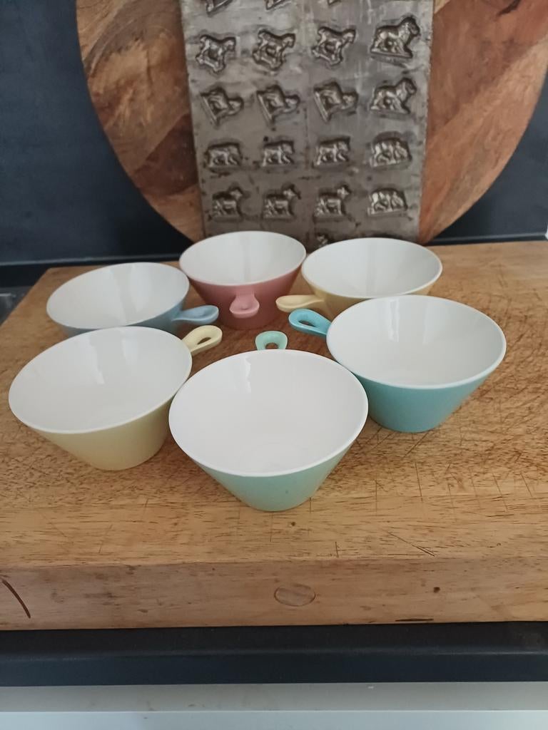 Mooie pastel Regout Soepkommen met hangoogje in de steel, Verzenden