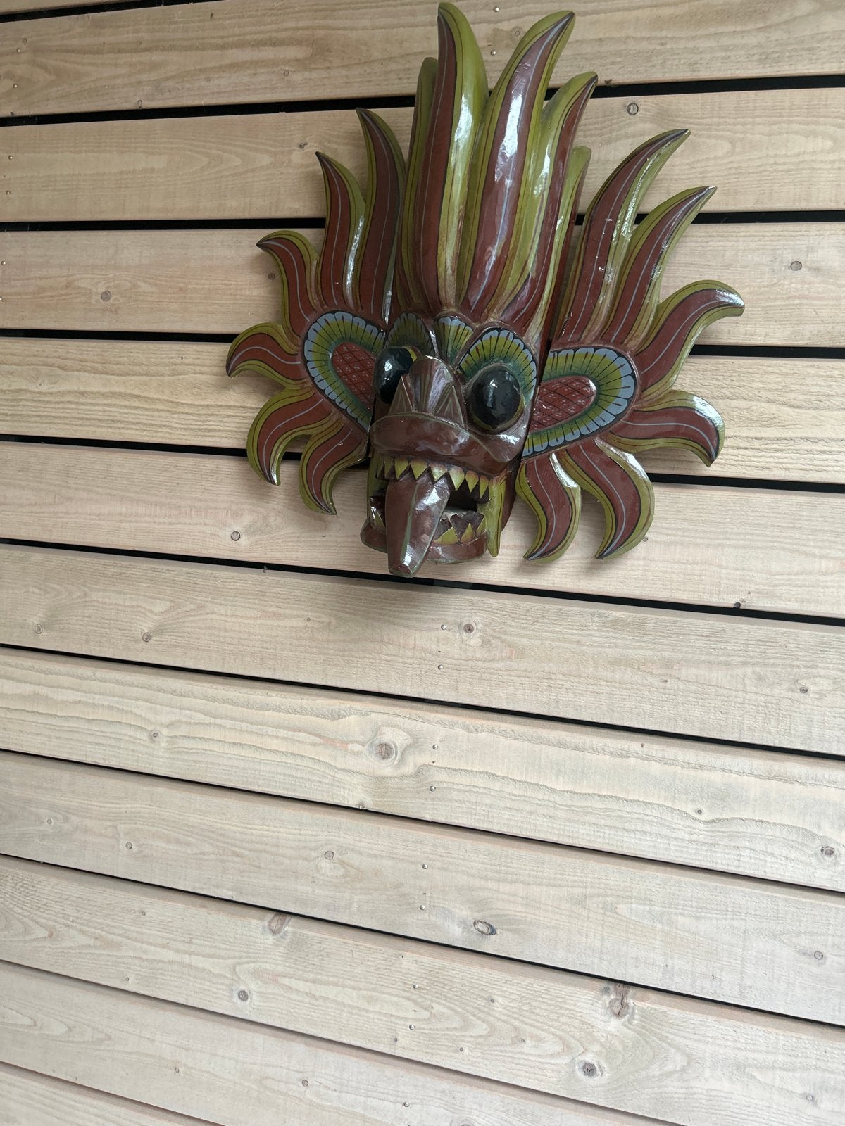 Decoratieve Wandmasker, Ophalen