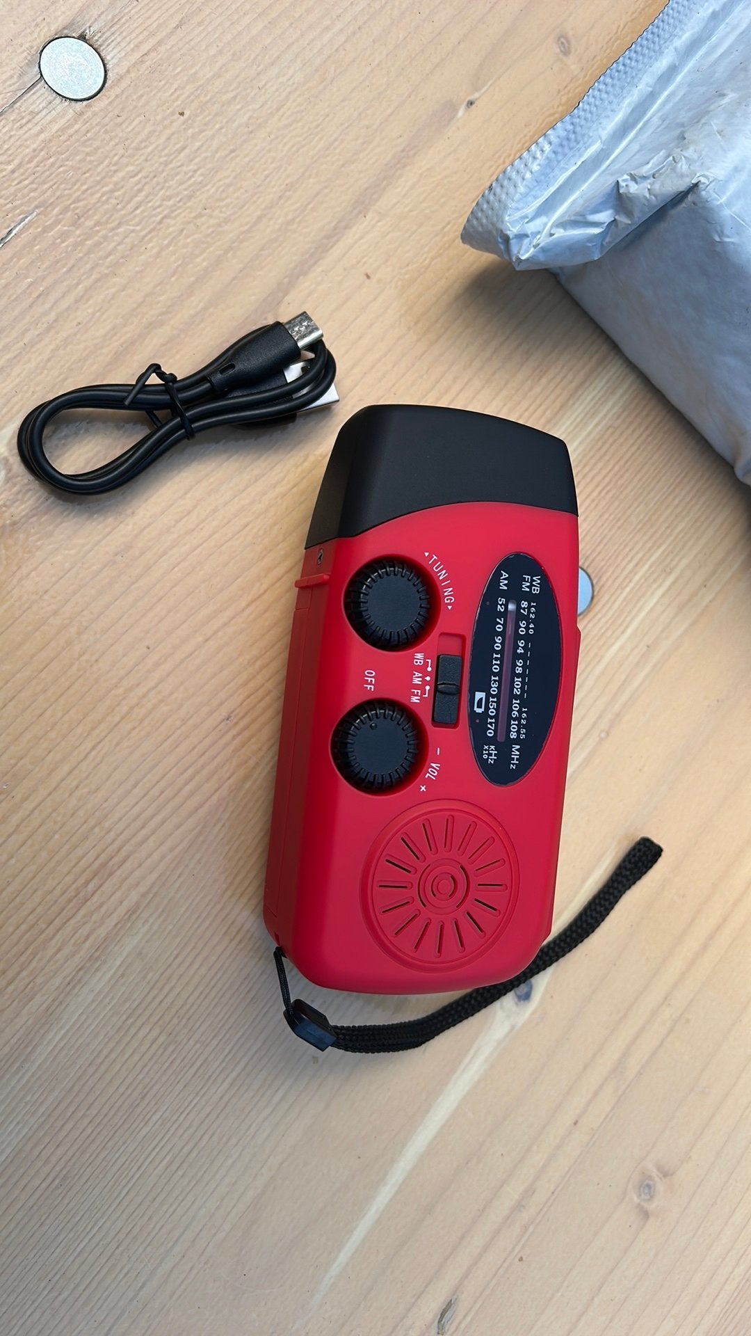 Nieuwe Solar Crank Radio met zaklamp en powerbank functie, Nieuw, Ophalen of Verzenden, Solar, Nvt