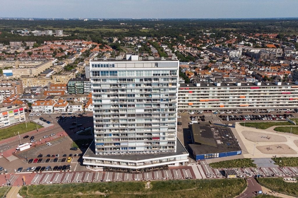 Te koop flat in Bouwes gebouw op de Zandvoortse boulevard., Huizen en Kamers, Huizen te koop, Tot 200 m², Noord-Holland, 2 kamers