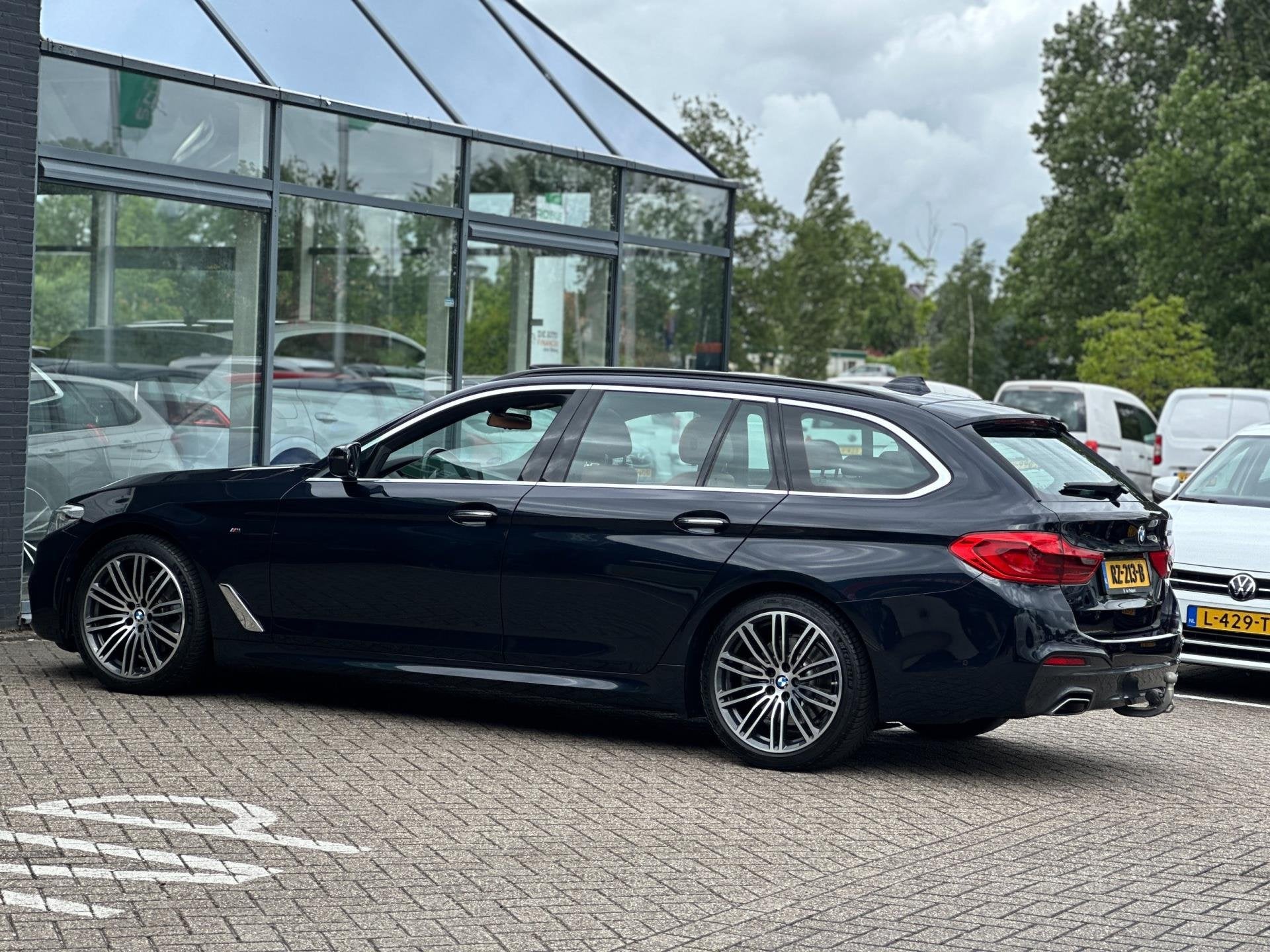 BMW 5-serie Touring 520i High Executive/M-PAKKET/2E EIG/PANO, Auto's, Automaat, 1998 cc, Achterwielaandrijving, Euro 6