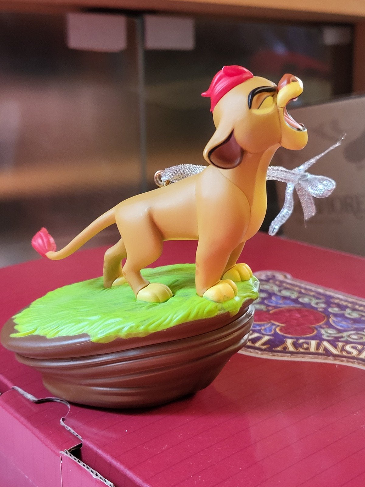 Disney kion lion guard hallmark ornament 2016 puntje kuif af, Ophalen of Verzenden, Beeldje of Figuurtje