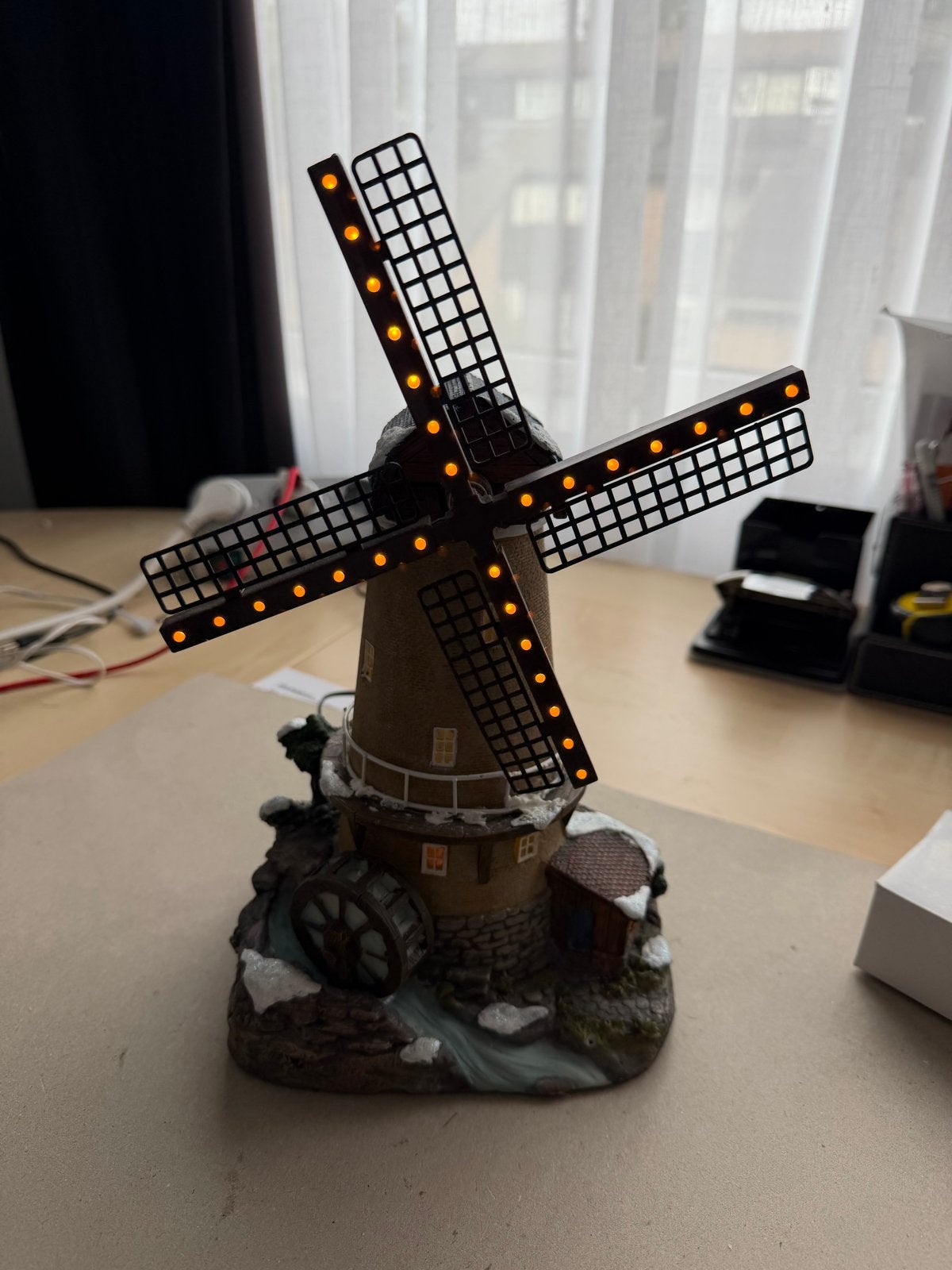 Sfeervolle verlichte windmolen met waterrad, Diversen, Kerst, Zo goed als nieuw, Ophalen of Verzenden