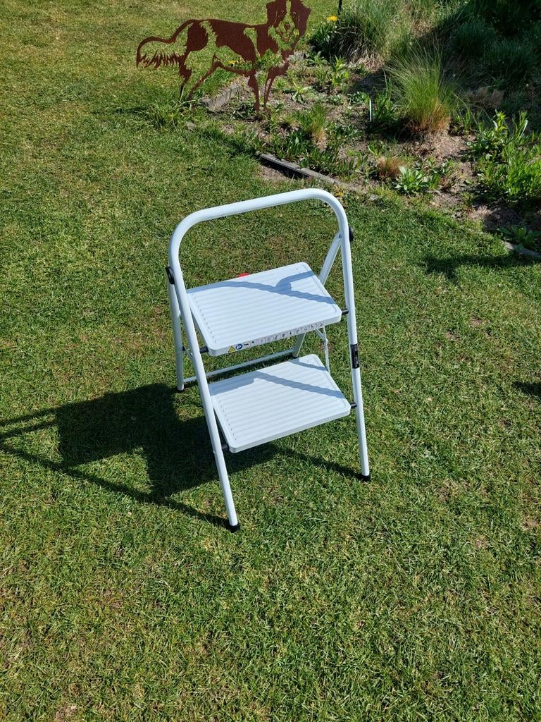 Praktisch en stevig huishoud trapje - Zo goed als nieuw, Doe-het-zelf en Verbouw, Ladders en Trappen, Ophalen
