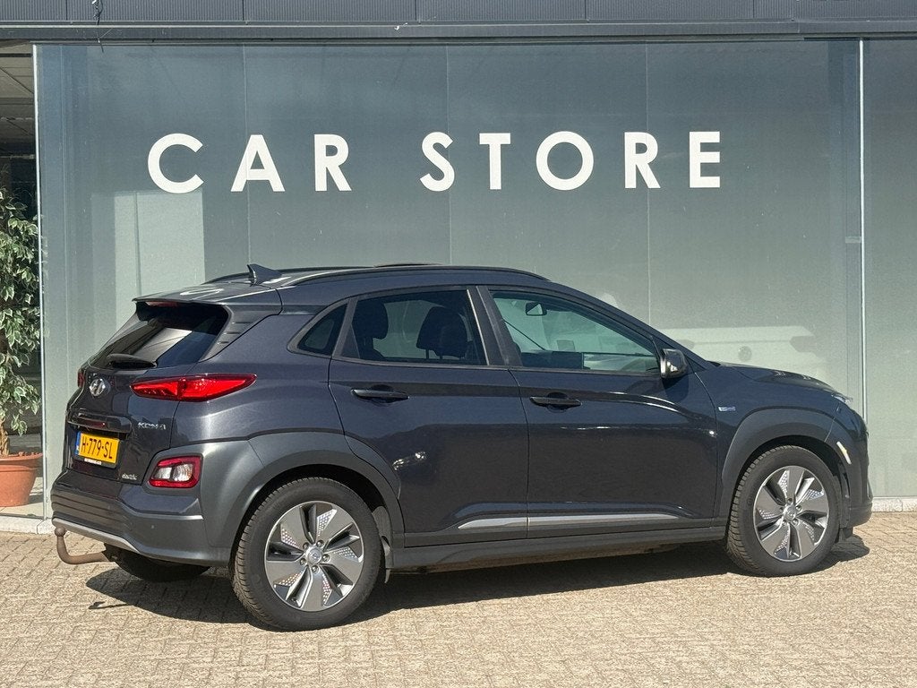 Hyundai Kona EV Premium 64 kWh 100% SOH SCHUIFDAK|TREKHAAK W, Auto's, Hyundai, Gebruikt, Zwart, Automatische klimaatregeling, 64 kWh