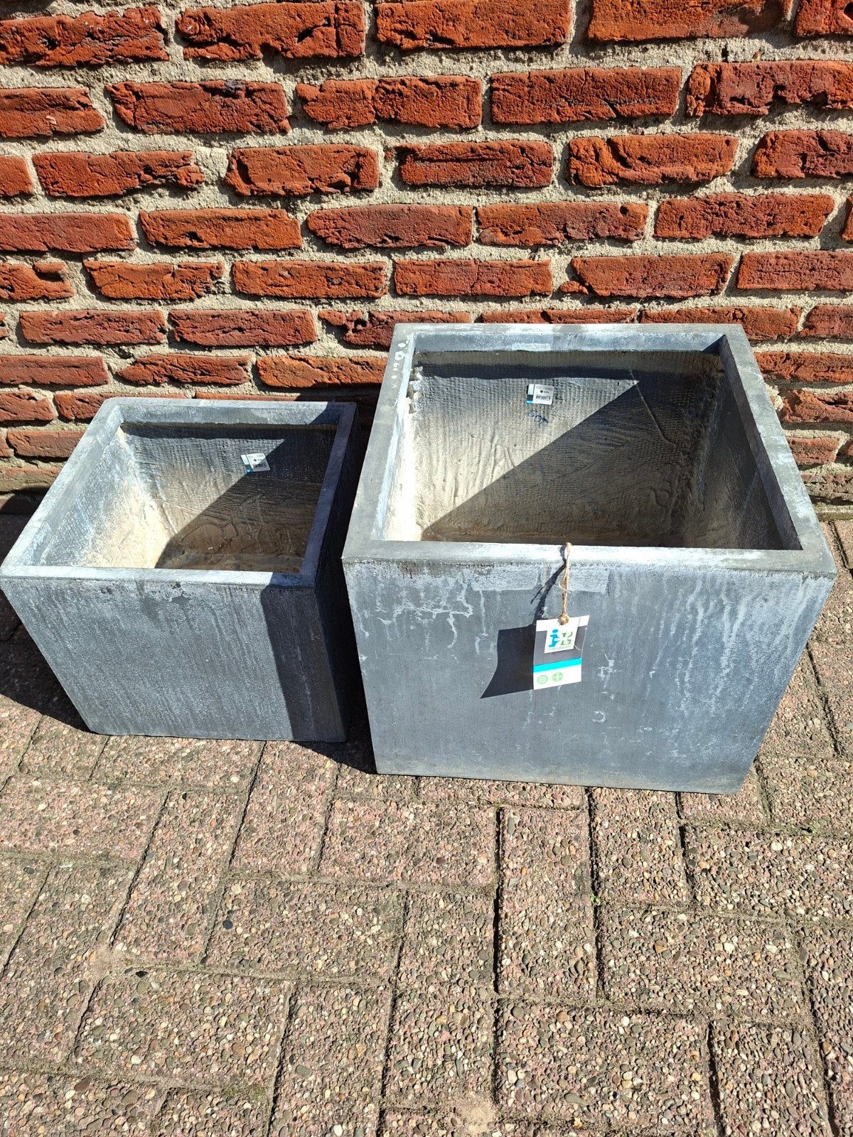 2 Bloembakken "Intratuin" 20 Euro 🙂🙂, Tuin en Terras, Bloembakken en Plantenbakken, Tuin, Vierkant, Ophalen