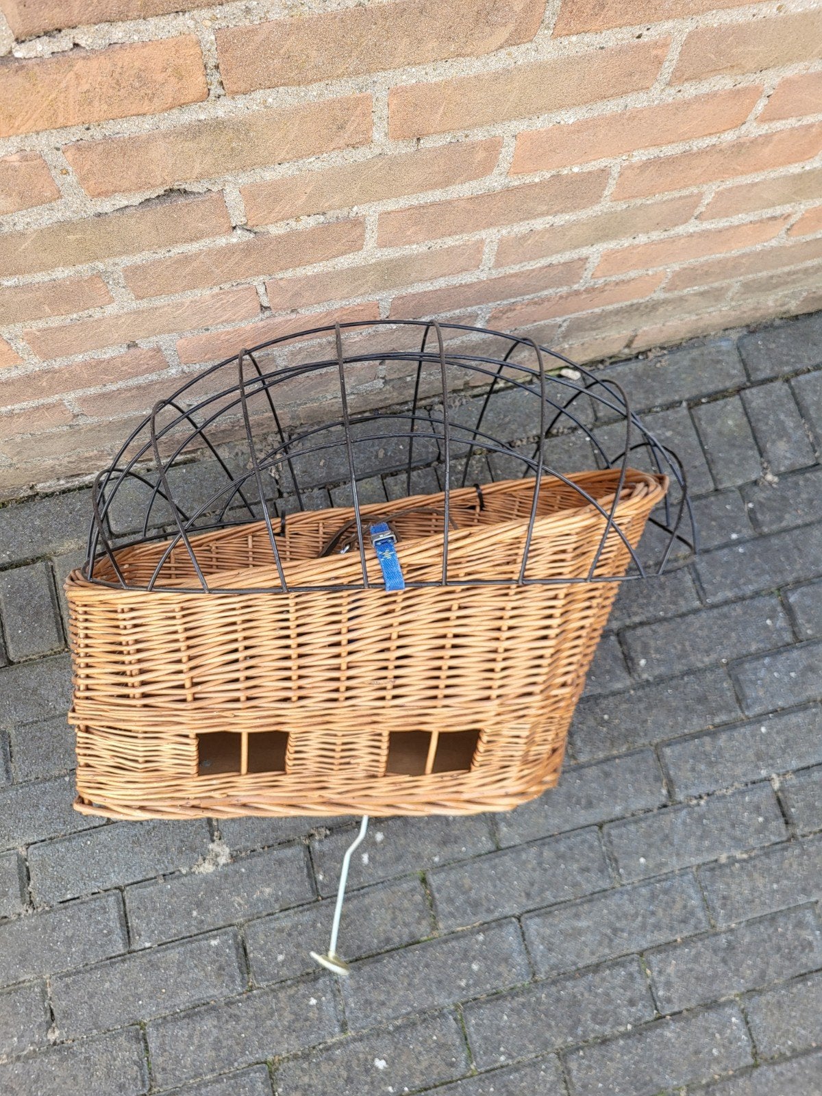 Hondenfietsmand riet met metalen koepel, Ophalen, Gebruikt, Fietsmand, Onbekend