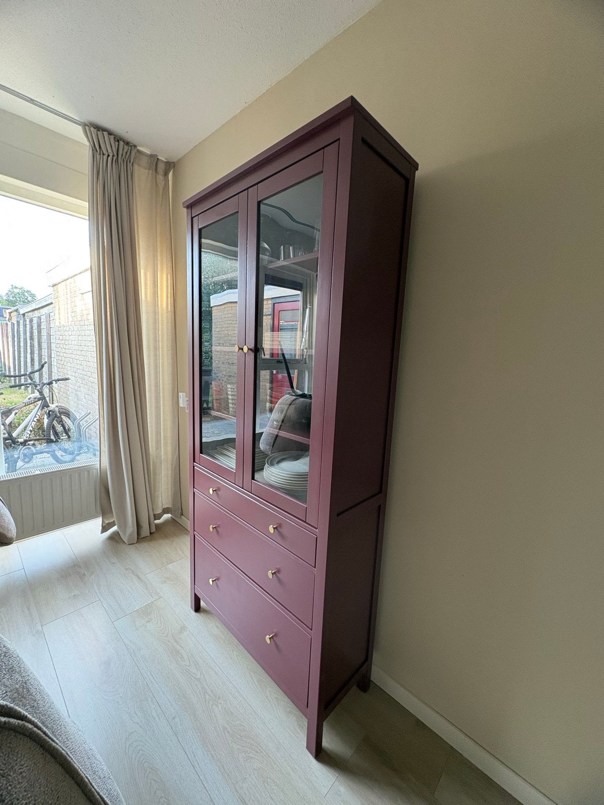 Mooie roze vitrinekast met lades en glazen deuren, Huis en Inrichting, Kasten | Vitrinekasten, Vintage, Zo goed als nieuw, Nvt
