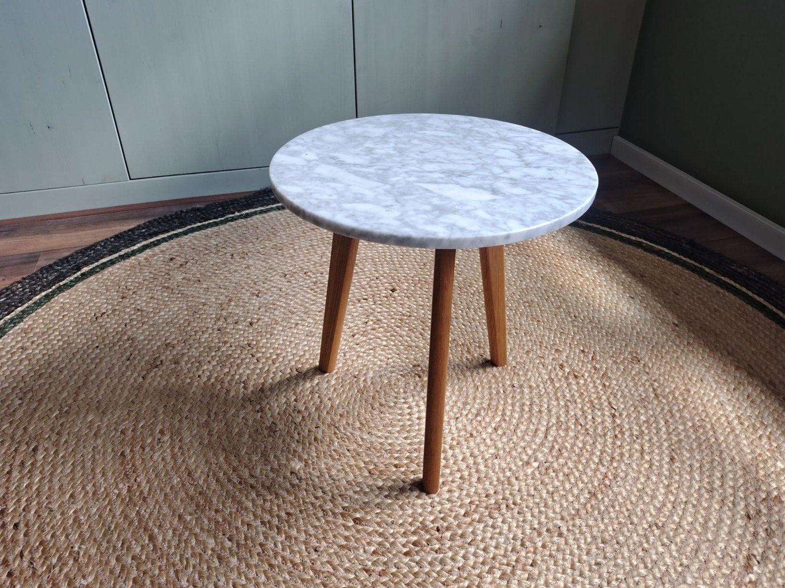 Ronde bijzettafel met marmeren blad en houten poten, Huis en Inrichting, Tafels | Bijzettafels, Ophalen, Minder dan 55 cm, Rond
