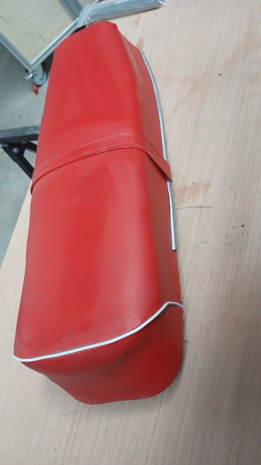 Origineel Zundapp 517 buddyseat met nieuw rood overtrek, Fietsen en Brommers, Brommeronderdelen | Zundapp, Ophalen of Verzenden