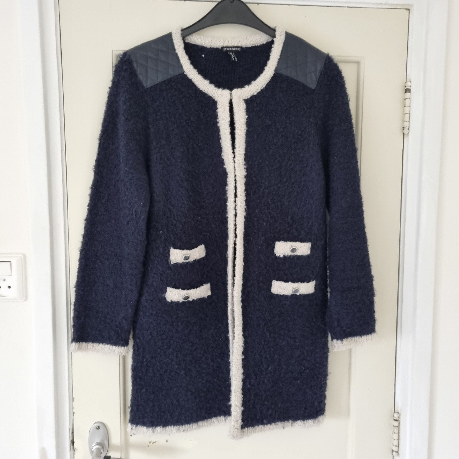 Donkerblauw vest met ecru kleurige randen. Maat L merk Quest, Maat 38/40 (M), Blauw, Ophalen of Verzenden, Zo goed als nieuw