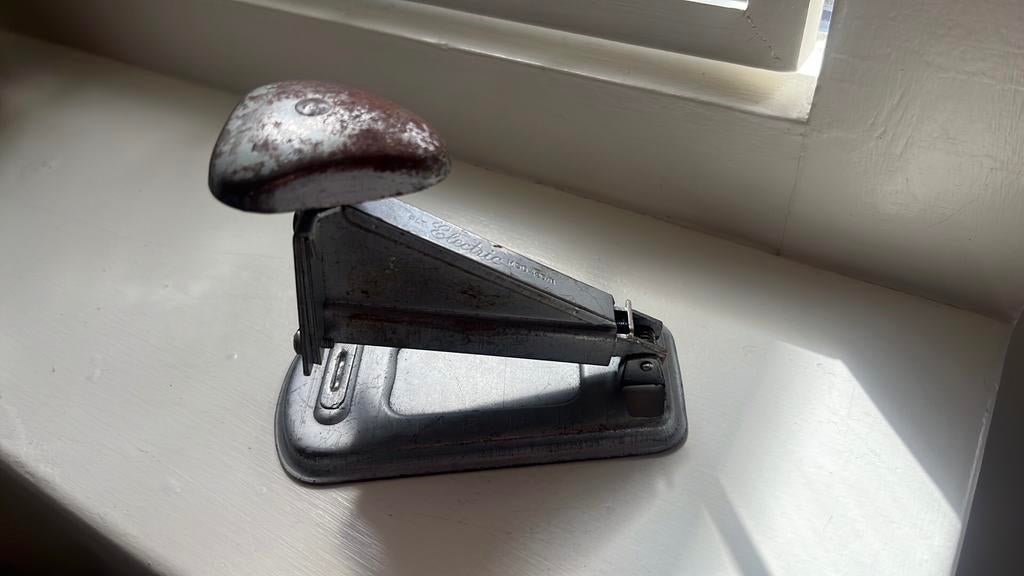 Vintage Nietmachine van ELECTRIC, Klassiek Kantooritem, Antiek en Kunst, Antiek | Kantoor en Zakelijk, Ophalen