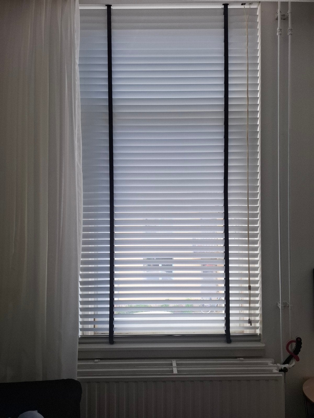 Witte luxaflex met zwarte band 50mm aluminium, Ophalen of Verzenden, Gebruikt, 200 cm of meer, 200 cm of meer